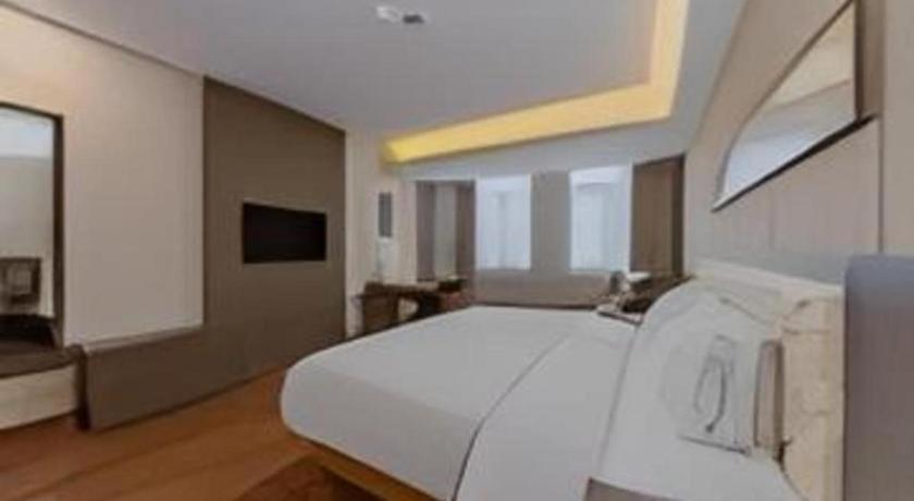 Yitel Hongqiao Railway Station National Convention And Exhibition Center