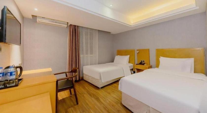 Yitel Hongqiao Railway Station National Convention And Exhibition Center 4*